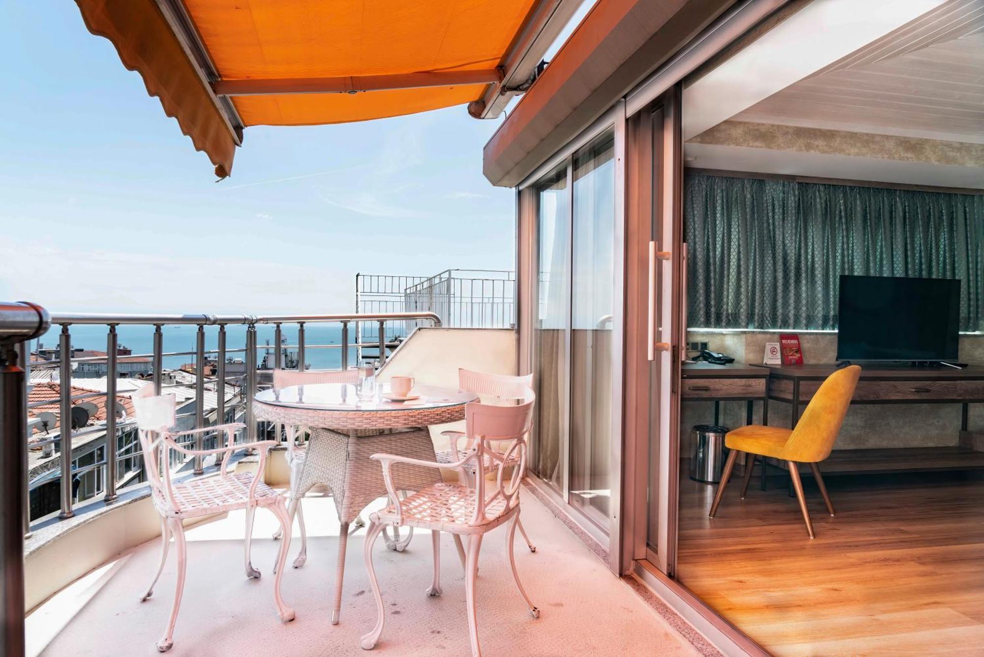 Castle Franco Suites Istanbul Exterior photo